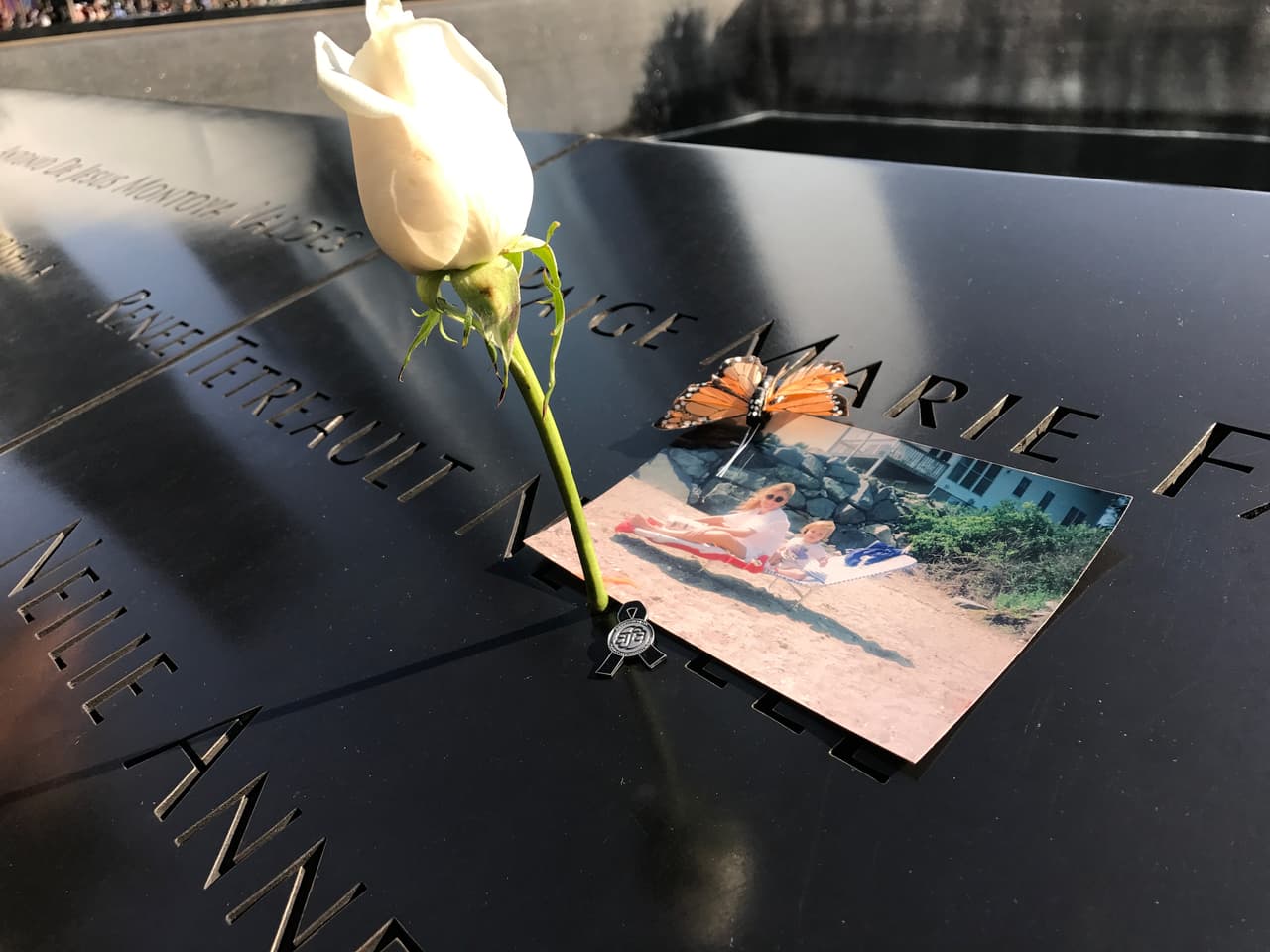 Con una foto, una mariposa, una rosa blanca y un pequeño lazo negro, así fue recordada esta víctima. (Patricia Vélez)