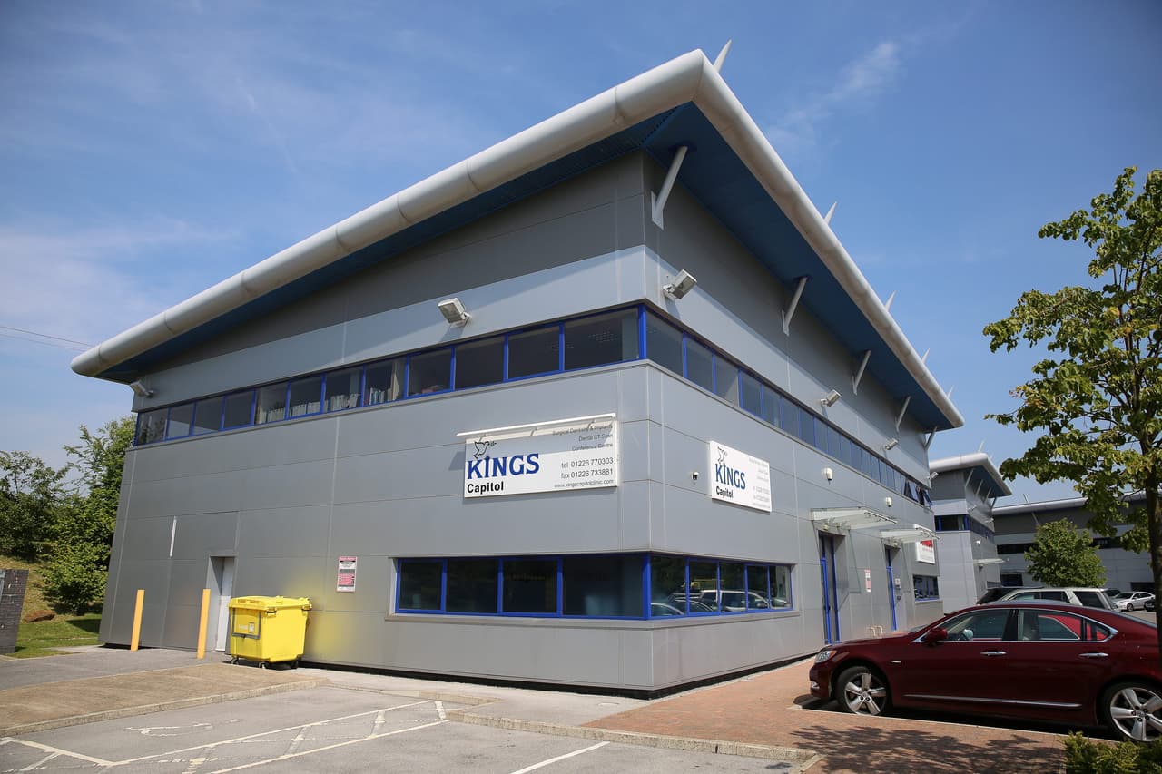 Él es conocido como ‘el dentista cantarín’ por sus pacientes y el staff.