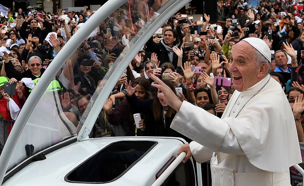 <b>PAPA FRANCISCO.</b> La elección del primer Papa latinoamericano supuso un hito. Ahora, cuando han pasado ya seis años, TIME ha destacado su interés por abordar los abusos sexuales, especialmente a menores, dentro de la Iglesia Católica, aunque algunas voces critican que no es suficiente. "El papa Francisco nos ha invitado a todos en la Iglesia a abordar el inmenso sufrimiento de las víctimas con la misma reverencia con la que nos acercaríamos al cuerpo sufriente de Cristo", sostiene Charles J. Scicluna, arzobispo de Malta. 
<br>