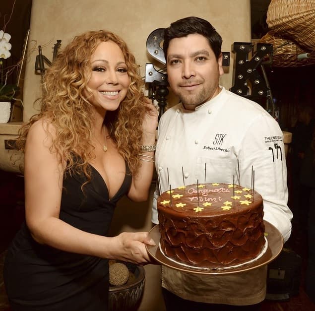 Previo a recibir su estrella también la sorprendieron con estepastelito.