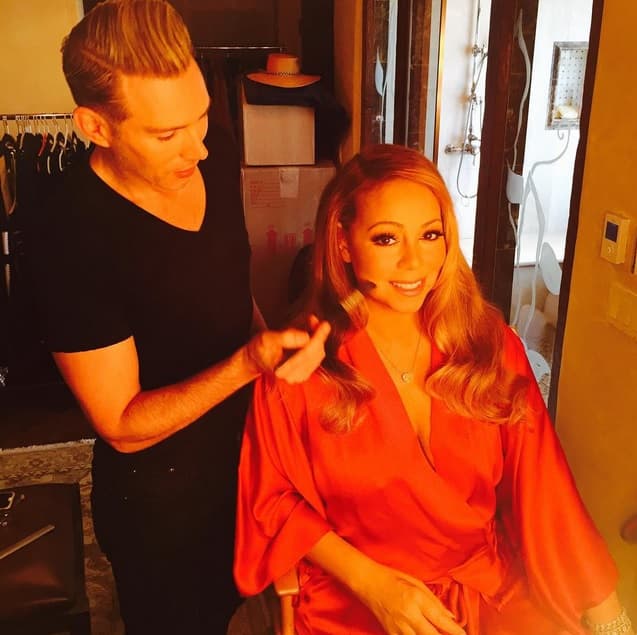 Mariah también mostró esta foto horas antes del evento, donde su maquillista la estaba poniendo guapa.