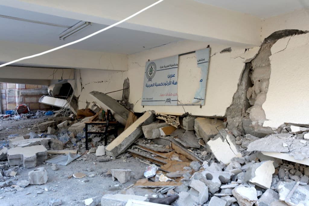 Así lucen este viernes partes de la iglesia ortodoxa griega de San Porfirio, impactada por un presunto ataque aéreo, en la Ciudad de Gaza.
