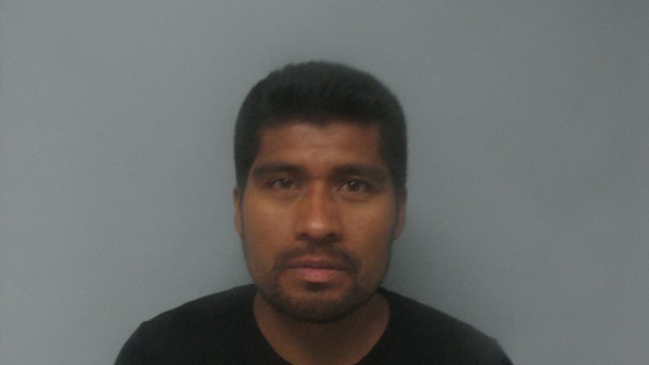 Según la órden de arresto de Eduardo Peñaloza Pacheco, de 36 años, dice que vendió el 28 de junio de un kilogramo de metanfetamina en una dirección residencial.