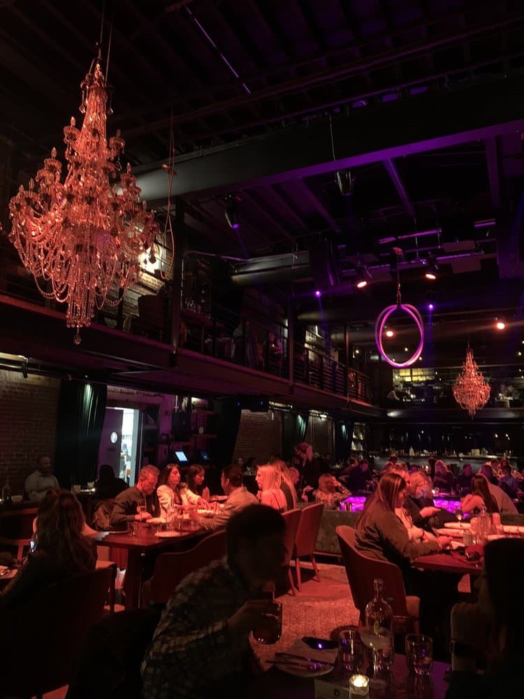<b>Fabrika Fishtown</b>
<br>Dirección: 1108 Frankford Ave Philadelphia, PA. 19125
<br>Teléfono: (610) 632-7829
<br>Sitio web: 
<a href="https://fabrikaphilly.com">https://fabrikaphilly.com</a> 
<br>
<b><a href="https://www.yelp.com/map/fabrika-fishtown-philadelphia-2">Cómo llegar</a></b>
<br>
<br>Un usuario de Yelp dijo: “Esta fue la mejor noche de cita que tuvimos en 2022. Pagamos alrededor de $100 por un espectáculo de 2 a 3 horas, una cena sabrosa y una velada inolvidable”.