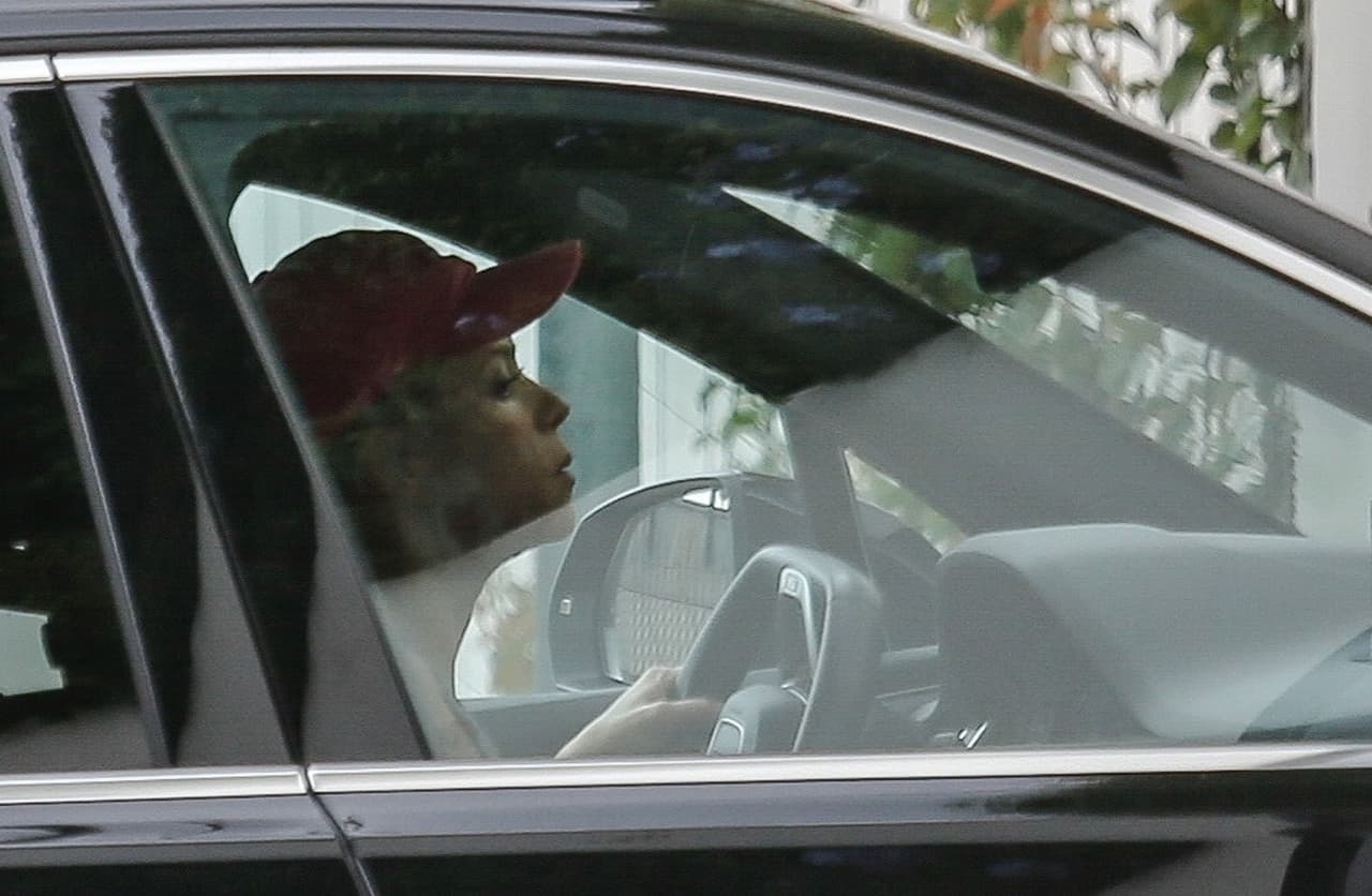 Se estacionó frente a su casa y llamó a los servicios de emergencia, para que vinieran a revisar su Audi.