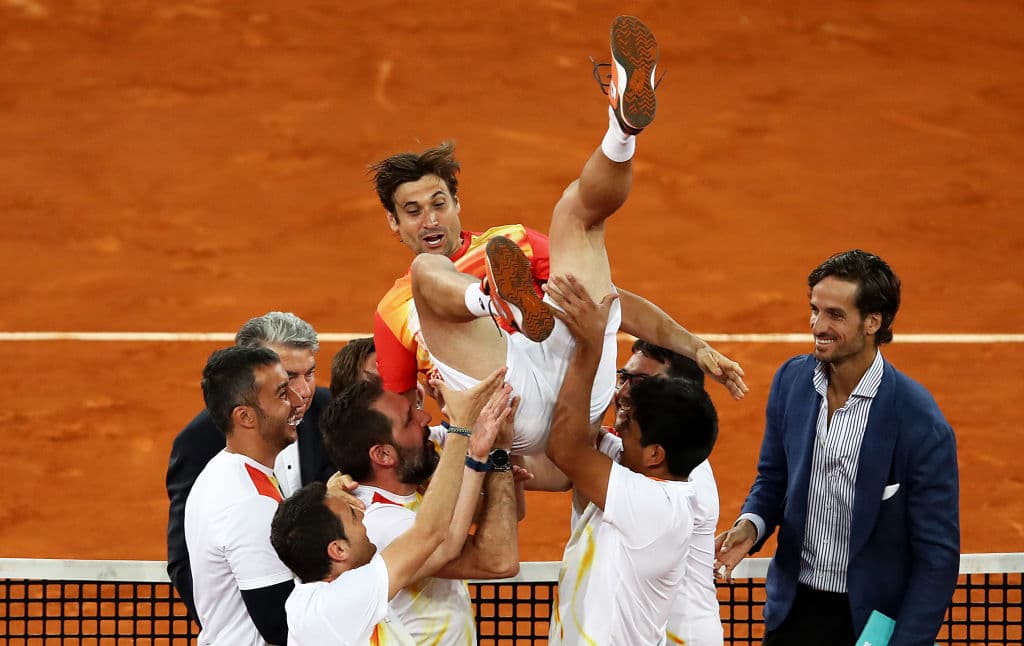 Este miércoles 8 de mayo de 2019 el tenista español David Ferrer se despidió oficialmente del tenis. El nacido en Alicante ganó 27 torneos a lo largo de su carrera, le fue esquivo un Grand Slam al quedarse en la Final del Abierto de Francia de 2013. Se apoderó con España de tres títulos de Copa Davis y será recordado como una de las raquetas más competitivas y profesionales de las últimas dos décadas. Ganó el 66.1 por ciento de sus matches. Estas son las imágenes de su último juego como profesional ante Alex Zverev en el Abierto de Madrid.