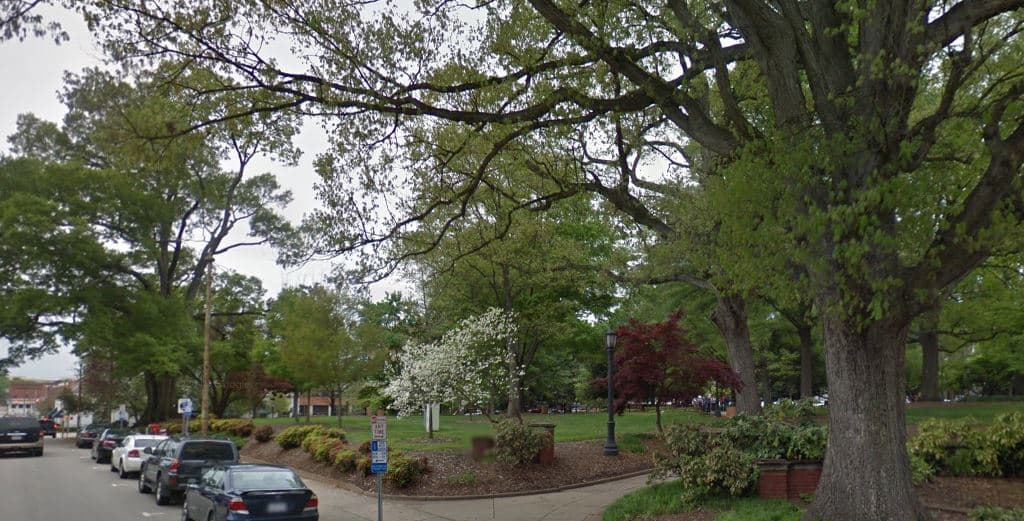 <b>Nash Square</b>
<br>
<b>Sitio web</b>: 
<a href="https://raleighnc.gov/arts/raleigh-arts/nash-square-squirrel">https://raleighnc.gov/arts/raleigh-arts/nash-square-squirrel</a> 
<br>
<b><a href="https://maps.app.goo.gl/MZz1WhWkRWPdv1WTA">Cómo llegar</a> </b>
<br>
<br>Este espacio verde justo en el centro de la ciudad tiene un grupo de hermosas flores rosadas en la primavera. Nash Square tiene varios árboles debajo de los cuales puedes caminar mientras, aprovechando, buscas también la estatua de la ardilla.