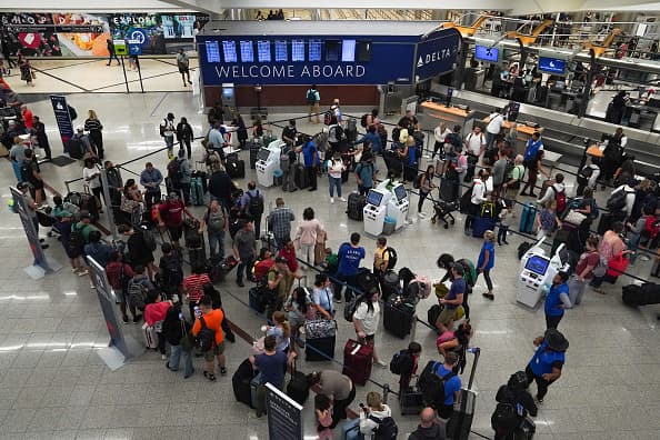 ATLANTA, GEORGIA - 20 DE JULIO: La gente hace fila en el Aeropuerto Internacional Hartsfield-Jackson el 20 de julio de 2024 en Atlanta, Georgia. Tras la interrupción global de TI de ayer, la gente sigue teniendo problemas para navegar en los viajes aéreos, encontrar su equipaje y volver a reservar vuelos que habían sido cancelados. (Foto de Megan Varner/Getty Images) Crédito: Getty Images.