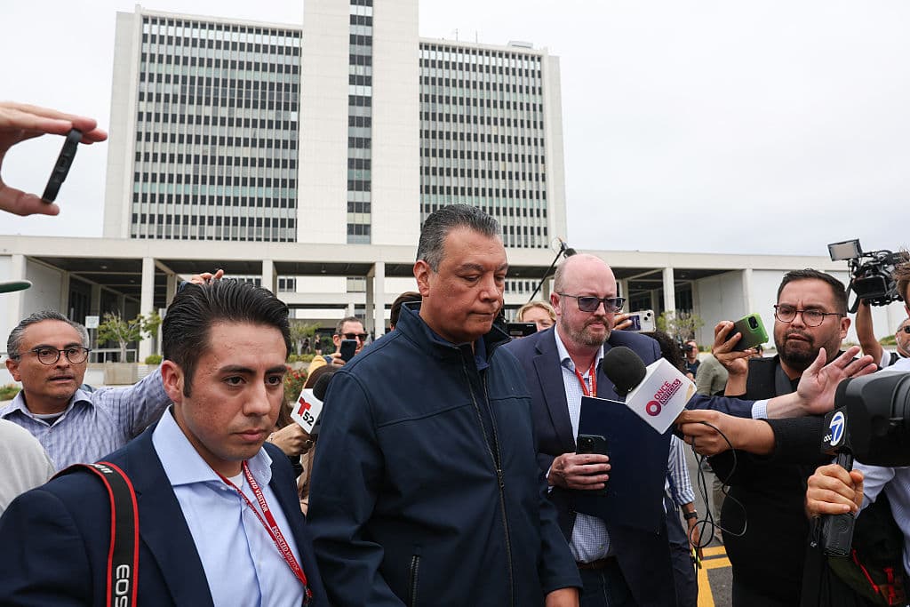 Padilla explicó que, al enterarse de la conferencia, decidió hacer una pregunta de manera pacífica. Criticó la forma en que fue tratado: "Nosotros vamos a pedirle respuestas a esta administración", expuso en un comunicado.