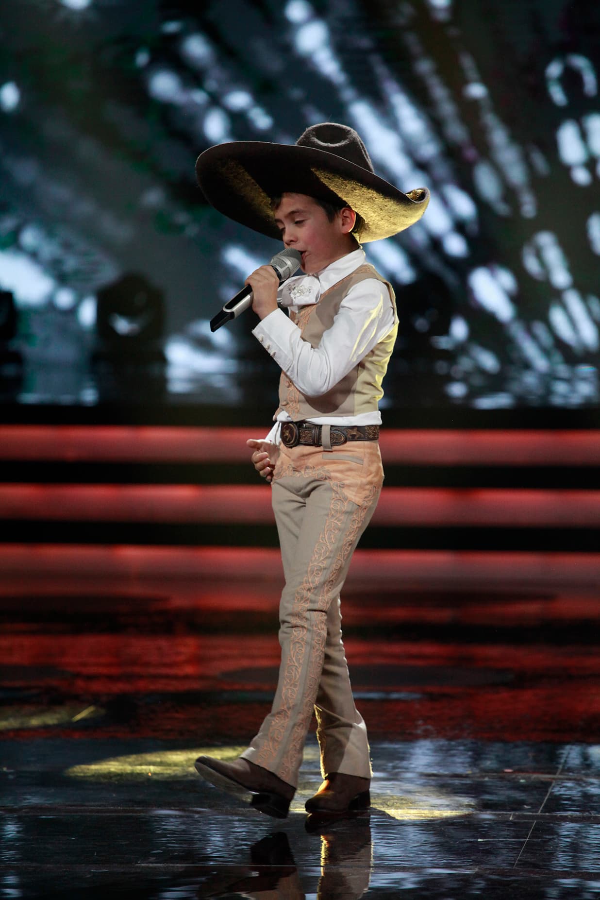 La canción que le tocó presentar fue 'Hermoso Cariño'; esa noche recibió calificaciones duras, que lo ayudaron a sumar solo 31puntos, de 40 posibles.