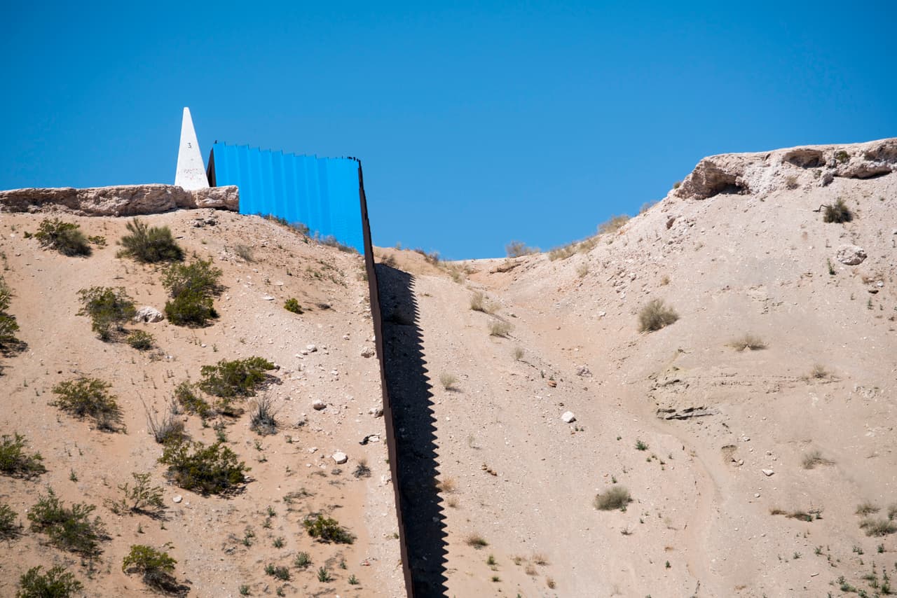 The clearer is the day, the more it seems that part of the fence fades into the sky. Courtesy of Luis Pablo Hernández.
