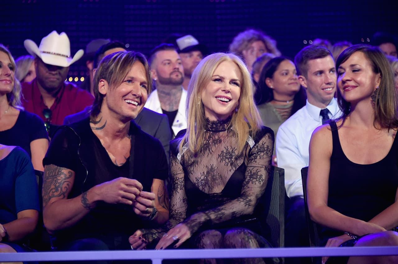 "¡¿No qué?! Estás inventando eso, Kyle. Cállate. No estoy respondiendo a eso, eso es indignante", respondió a la copresentadora Kyle Sandilands, según 
<a href="https://people.com/movies/nicole-kidman-little-embarassing-keith-urban-maniac-in-bed/" target="_blank">People</a>.