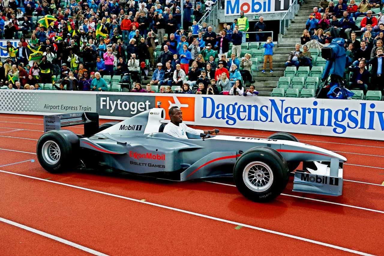 A mediados de 2013 vimos a 
<b>Bolt</b> conduciendo un 
<b>vehículo eléctrico con la fisonomía de un competidor de la Fórmula Uno</b>. Lo hizo antes de correr con sus propios pies en una competencia en Oslo, Noruega. Al año siguiente debutó la Fórmula E, una categoría en la que corren de monoplazas eléctricos organizada por la 
<b>Federación Internacional del Automóvil (FIA)</b>.