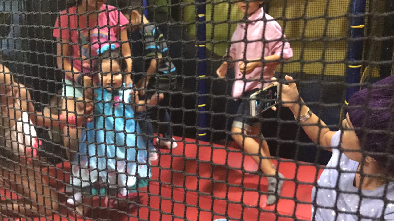 Karla se metió al brincolín para fotografiar a su sobrina.