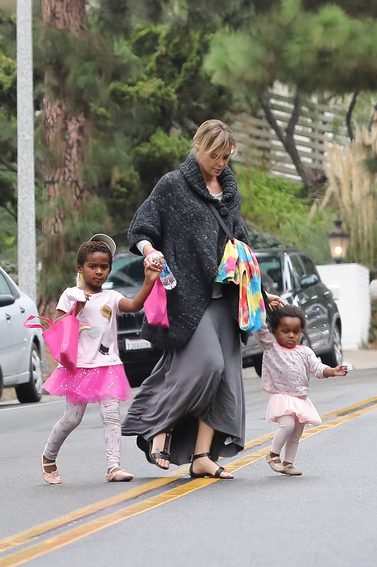 Charlize Theron es una actriz y modelo sudafricana nacionacionalizada estadounidense, quien también es madre de dos hijos adoptivos.