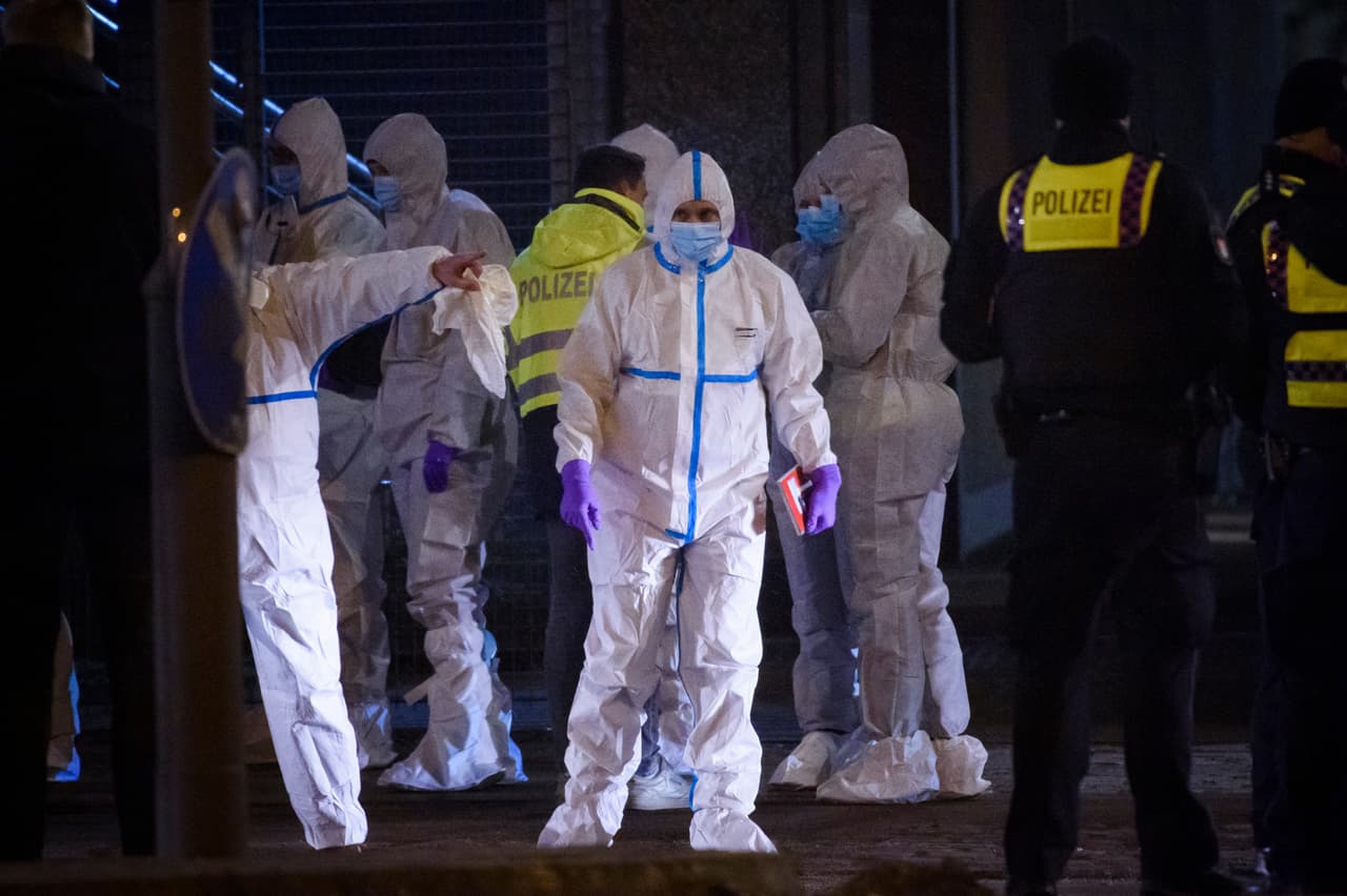 De acuerdo con el diario
<i>Hamburger Abendblatt</i>, testigos de Jehová se encontraban en el edificio desde unas dos horas antes del ataque para una reunión semanal dedicada al estudio de la Biblia.