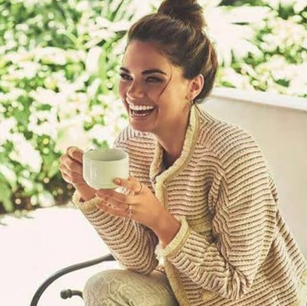 "Y porque si, porque simple y llanamente soy un ser feliz!!!! Y ahora sí, a descansar que mañana será un día HERMOSO!!!! ❤️💫☝️" escribió Livia.