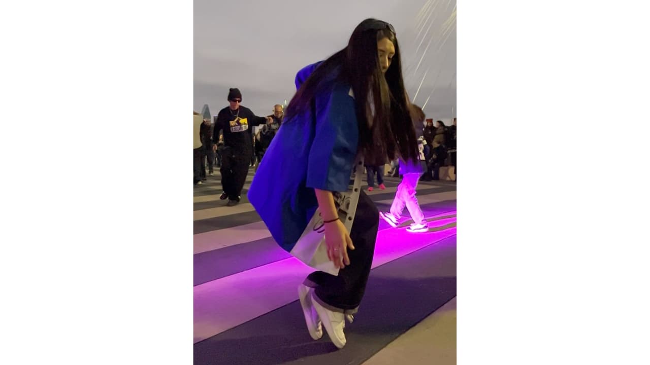 La
<b>cumbia colombiana tradicional fue mezclada </b>y rebajada con ritmos más electrónicos en sonideros de
<b>colonias populares en el área metropolitana de Monterrey</b>. De aquí surgió la subcultura de
<b> "los colombias" vestían pantalones y camisas amplias, lentes de sol, tennis y los hombres usaban peculiares cortes de cabello. </b>Una representación de "los colombias" fue en la
<a href="https://www.univision.com/entretenimiento/cine-y-series/8-cosas-que-no-sabias-del-protagonista-de-ya-no-estoy-aqui-saldra-en-otras-peliculas" target="_blank">película "Ya no estoy aquí"</a>.