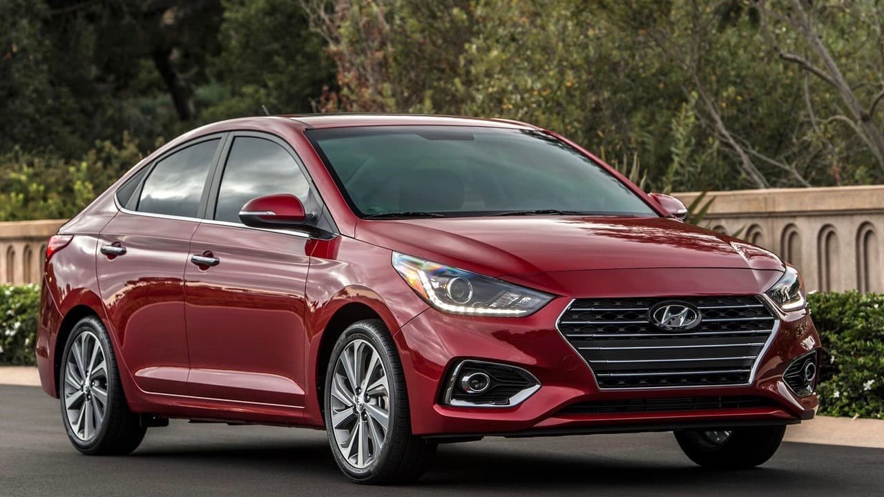 <b>9. Hyundai</b> (no figuró en la lista 2016):
<br>
<br>Esta marca coreana, parte de un inmenso conglomerado industrial del mismo nombre, ha estado dando que hablar durante la última década. De maquinas ordinarias sin mucho que ofrecer aparte de su bajo precio, la línea Hyundai se ha transformado en un 
<b>impresionante establo</b> de autos con la calidad necesaria para competir a nivel mundial. Su ascenso al grupo de marcas de primer nivel no ha estado exento de dificultades. En 2007 su poderoso presidente Chung Mong-koo, fue sentenciado a 3 años de prisión por malversación de fondos e incumplimiento de obligaciones fiduciarias. A nadie sorprendió sin embargo cuando la sentencia fue suspendida y finalmente conmutada por el presidente de Corea del Sur.
<br>
<br>En la imagen: 
<b>Hyundai Accent 2018</b>