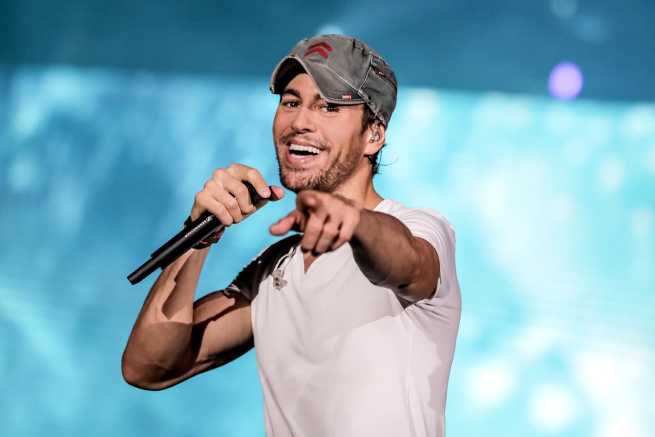 Aunque en más de una ocasión ha sido criticado por usar playback en los conciertos, aun así, el español Enrique Iglesias valúa su voz en 7.5 millones de dólares.
