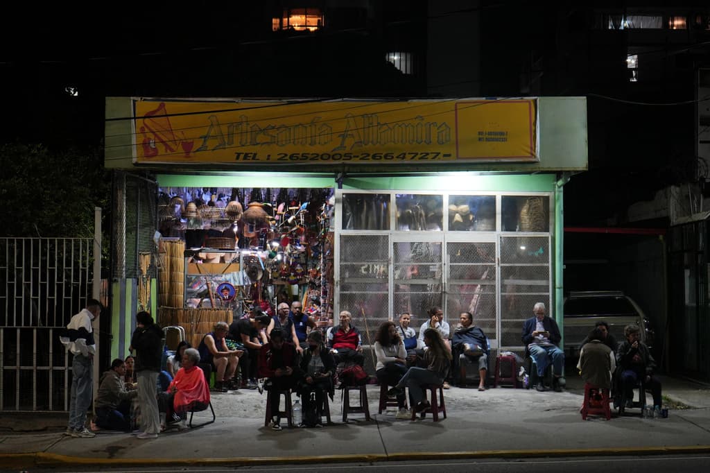 Miles de personas han pernoctado en las calles de Caracas, ya que sus viviendas han quedado inhabilitadas o el temor de volver a vivir otro sisimo no les ha permitido regresar a dormir.