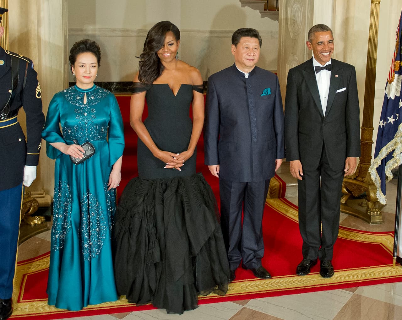 Ese mismo año, Michelle lució Vera Wang, la firma favorita de las futuras novias estadounidenses. Fue en la cena en honor a China, país de origen de la diseñadora. El corte voluminoso de la falda se llevaba parte de la atención, que acaparó sobre todo el favorecedor peinado a un lado y su deslumbrante sonrisa.