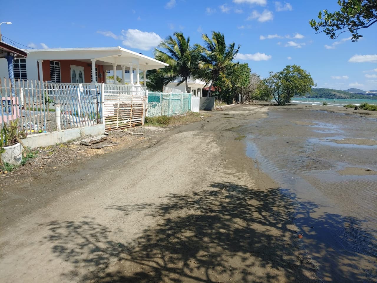 "Me preocupa, por que no sabemos si va a seguir temblando, que la costa vaya a seguir bajando", añadió Vélez.