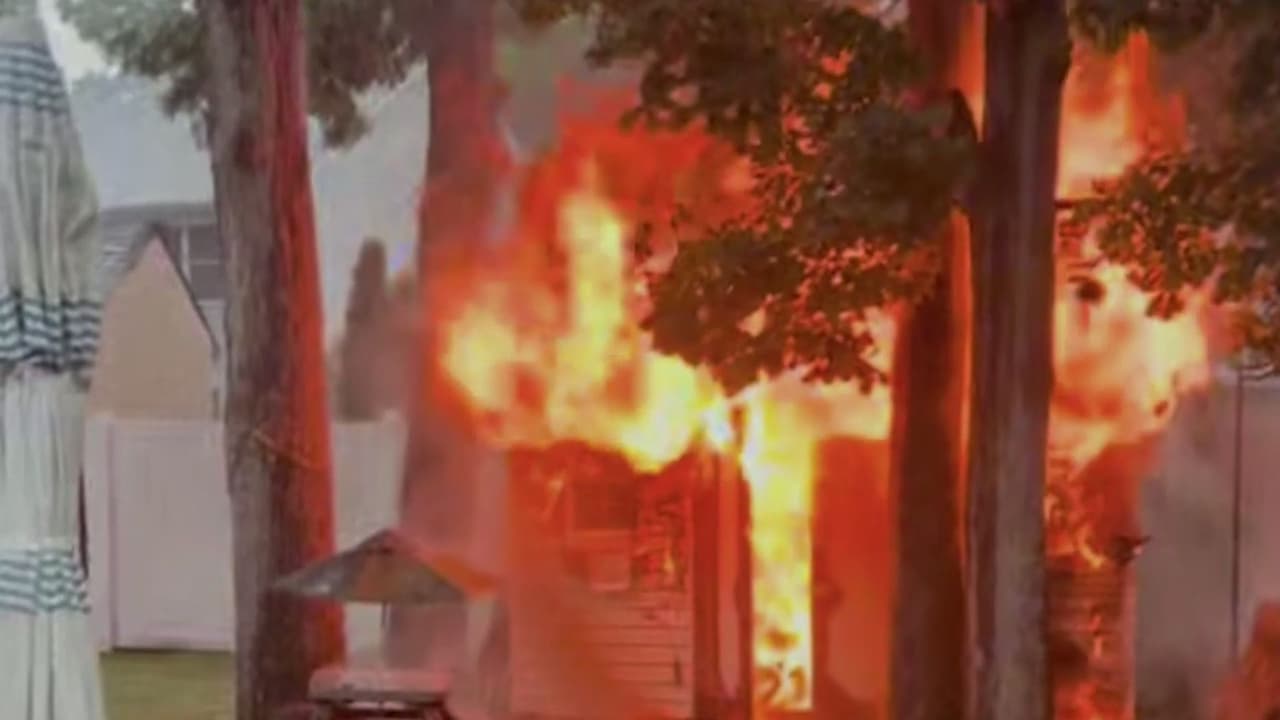 Patio de una casa se incendia en segundos en Nueva Jersey tras ser impactado por un rayo