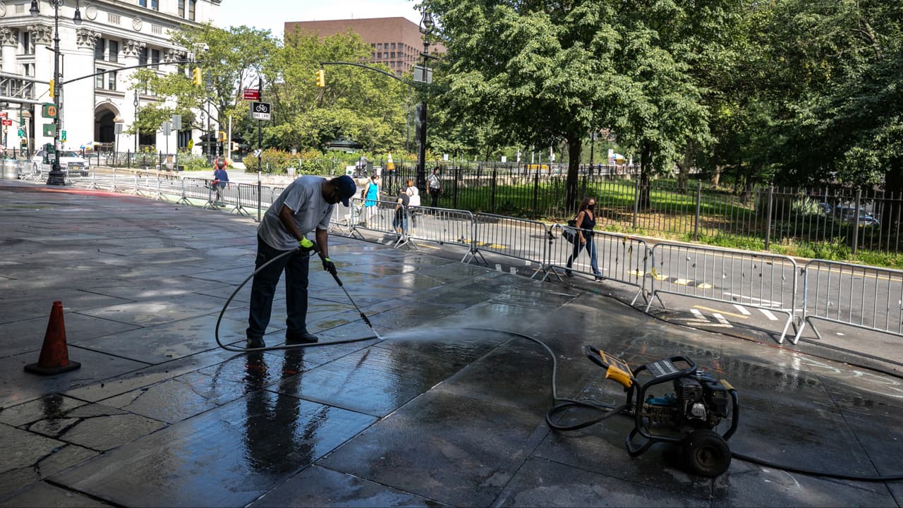 <b>En video.</b> 
<b>Anuncian la creación de 10,000 empleos para la brigada de limpieza de Nueva York.</b>
<br>
<br>Las vacantes estarán abiertas desde el 6 de abril hasta el próximo mes de julio, pagarán 15 dólares la hora y el programa se enfocará en los 33 vecindarios más afectados por la pandemia del coronavirus. Te contamos cómo aplicar a un empleo.