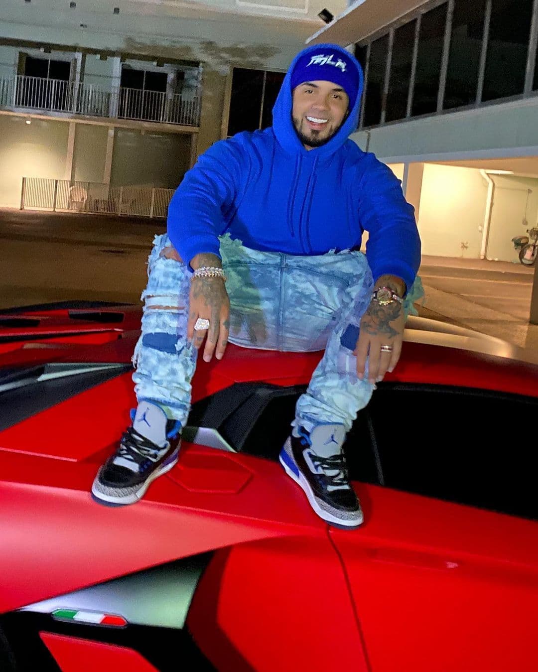 Esta camioneta se sumó a la 
<a href="https://www.univision.com/carros/carros-y-famosos/la-coleccion-de-carros-de-anuel-aa-es-una-de-las-mas-extravagantes-entre-los-reggaetoneros-fotos">lujosa colección de vehículos que posee Anuel AA</a>. 
<br>