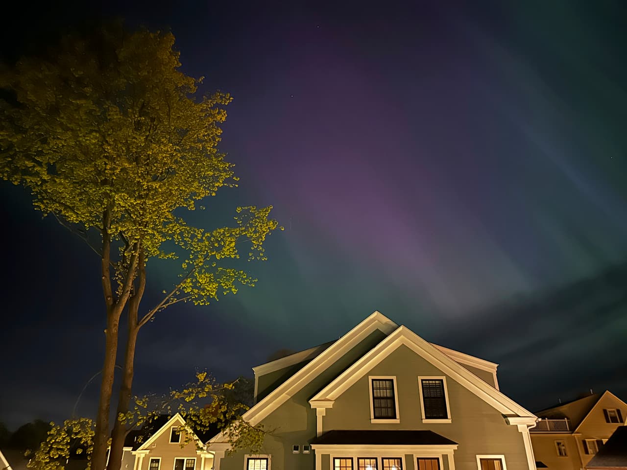 La aurora boreal brilla sobre Portsmouth, New Hampshire, el viernes 10 de mayo.