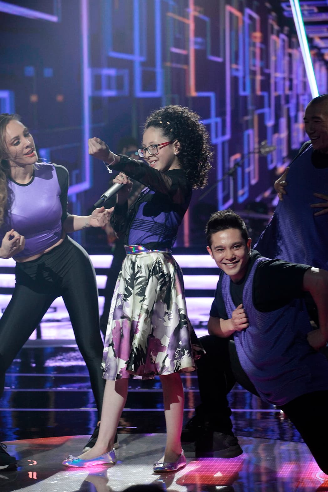 Sus rizos lucían más marcados y largos.