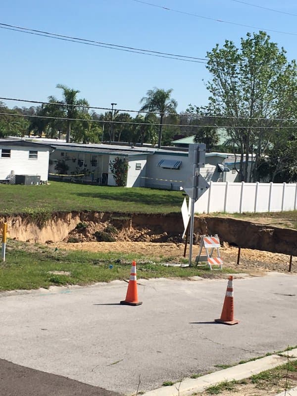 Un socavón de unos 60 pies de ancho se abrió este miércoles en la mañana en una comunidad de Tarpon Springs.