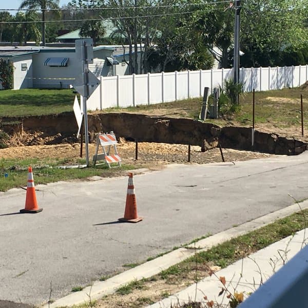 Un socavón de unos 60 pies de ancho se abrió este miércoles en la mañana en una comunidad de Tarpon Springs.