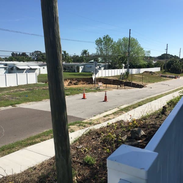 Un socavón de unos 60 pies de ancho se abrió este miércoles en la mañana en una comunidad de Tarpon Springs.