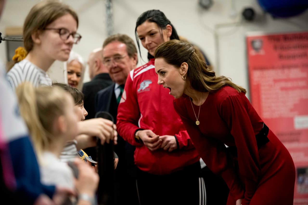 "Es simplemente surrealista. 
<b><a href="https://www.univision.com/famosos/la-sorpresa-de-los-duques-de-cambridge-cuando-confundieron-una-foto-de-william-de-nino-con-su-hija-charlotte-video" target="_blank">Quiero llamar su atención</a></b>
<a href="https://www.univision.com/famosos/la-sorpresa-de-los-duques-de-cambridge-cuando-confundieron-una-foto-de-william-de-nino-con-su-hija-charlotte-video" target="_blank">"</a>, dijo la esposa del maestro. Al final, no hubo necesidad de recurrir a esa táctica. 
<br>