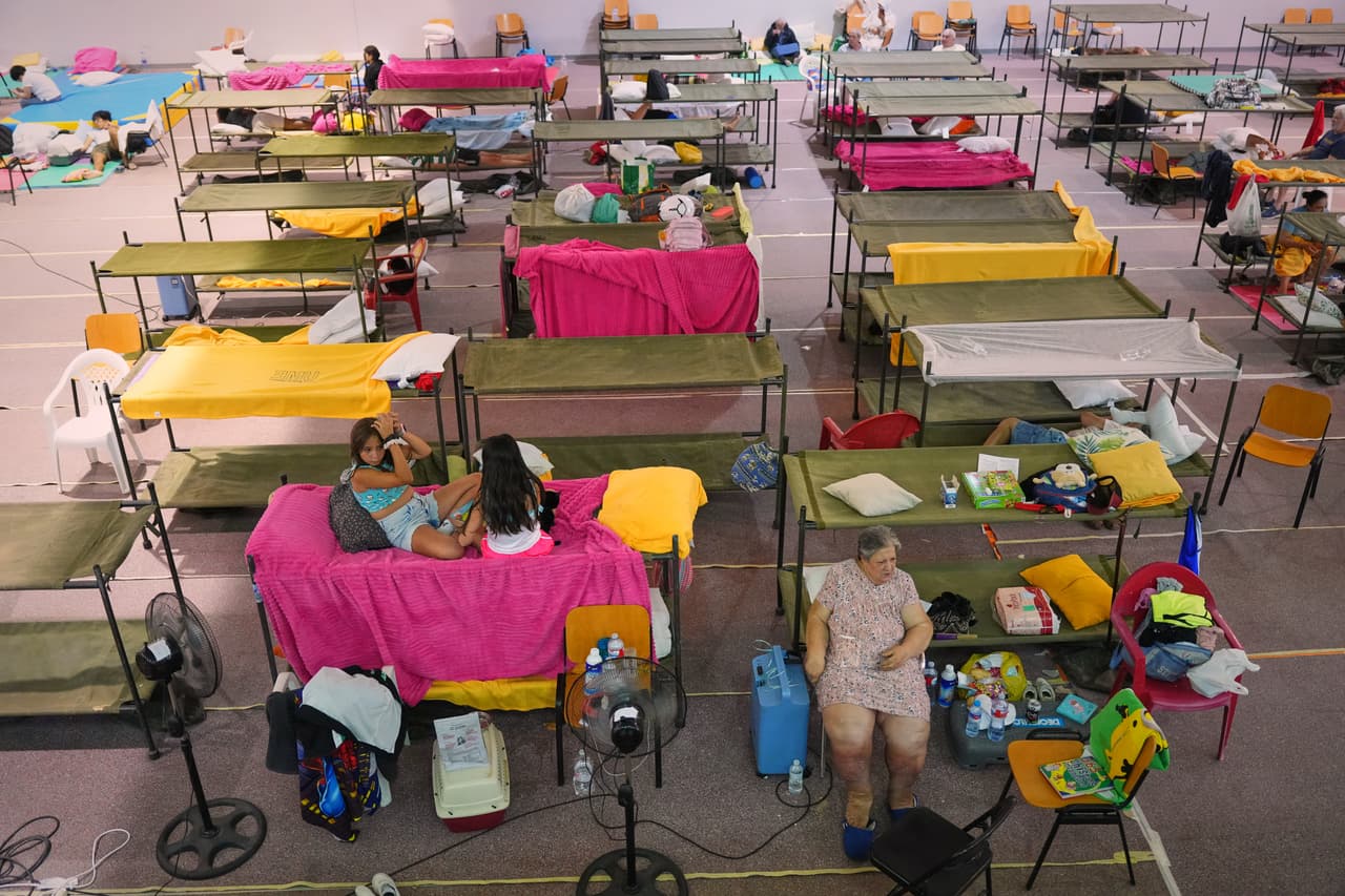 Más de 63,000 personas fueron evacuadas o confinadas en estas regiones centrales como medida de prevención ante el avance de las llamas, la presencia de humo y el riesgo para viviendas y zonas habitadas. Equipos de emergencia han trabajado para proteger núcleos urbanos y evitar que nuevos focos alcancen áreas pobladas.
<br>