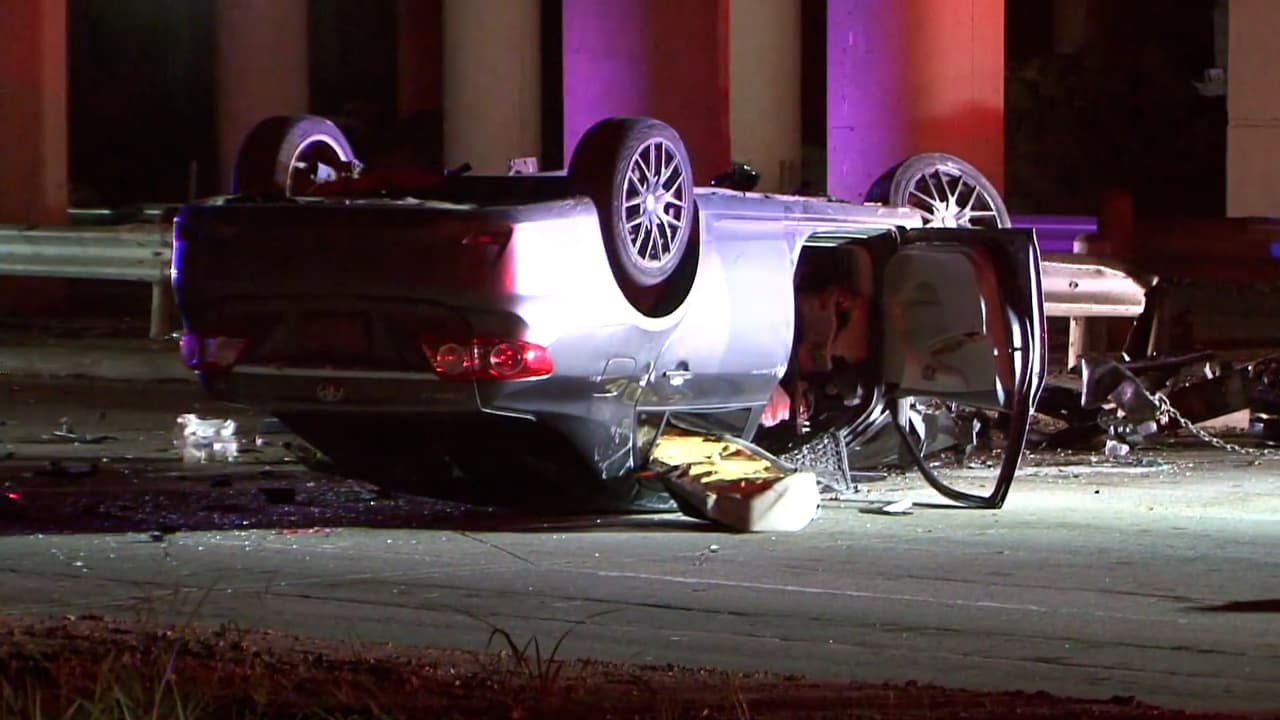 “Una de las claves para evitar 
<a href="https://www.univision.com/local/houston-kxln/accidente-muertes-estrellar-edificio-cullen-boulevard-houston-texas" target="_blank">accidentes</a> es ser un ‘conductor predecible’, es decir que los otros conductores sepan qué vas a hacer. Lo peor que puedes hacer es cambiar de carril sin el previo aviso de una direccional”, recomendó el funcionario.