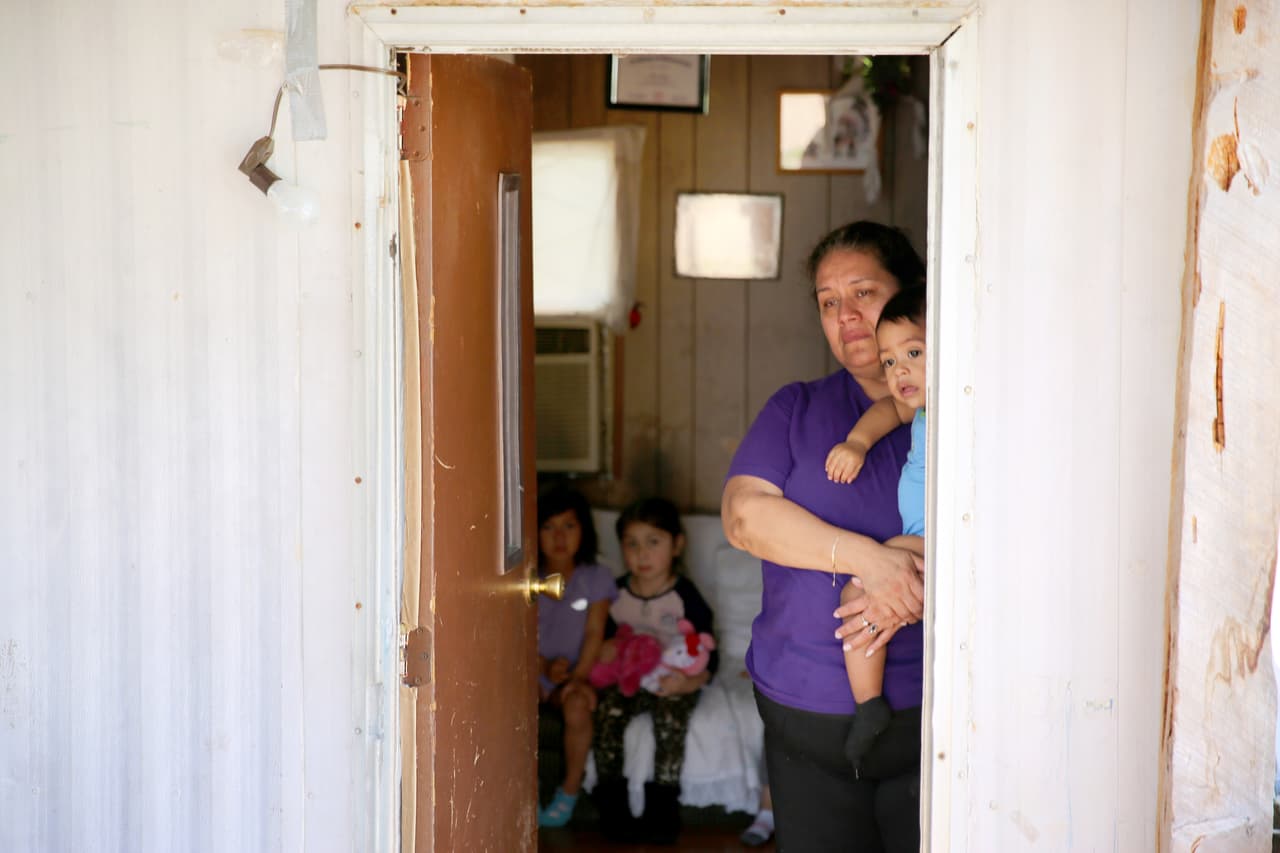 <b>“En tres días, tres cortes diferentes de tres familiares”. </b>La redada de las autoridades federales arrasó en casa de Yael Salazar, una beneficiaria de DACA. En la planta procesadora de carne, detuvieron a su esposo y cinco familiares directos más. Sus días se han convertido en una búsqueda incansable de documentos y dinero para intentar que salgan del centro de detención de ICE en Jena, Louisiana. Junto a una prima, emprende rumbo hacia ese estado para recoger a un familiar que saldrá con una 
<a href="https://www.univision.com/noticias/inmigracion/para-los-indocumentados-pagar-una-fianza-de-4-000-o-28-000-depende-de-la-arbitrariedad-de-los-jueces">fianza</a> de 8,500 dólares y con la esperanza de que liberen también a su marido en las próximas horas. Deja a su bebé con su madre, Esther Mendieta, que le dice adiós entre lágrimas y con el nieto sostenido en brazos.