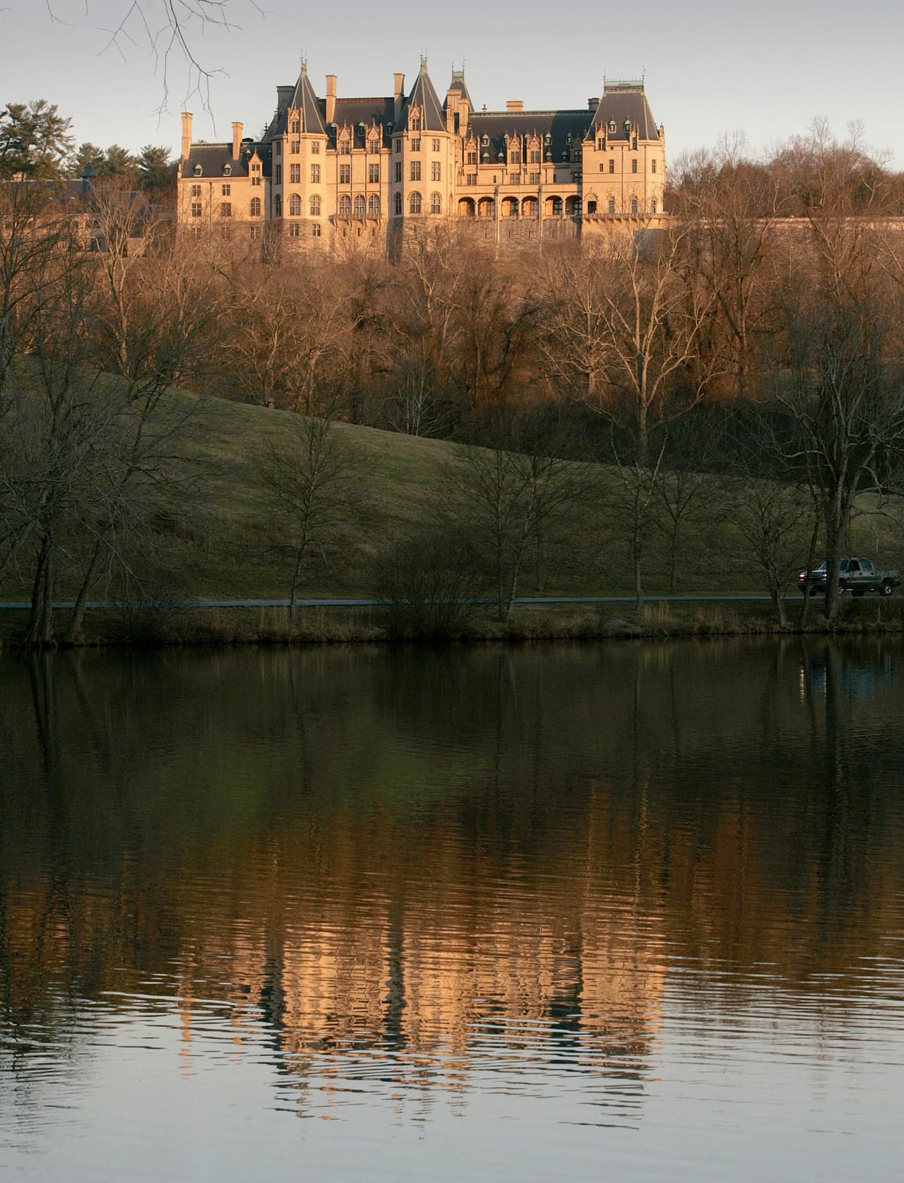 El amor entre George y Edith Vanderbilt, quienes fueron los dueños del castillo, parece haber sido tan fuerte que querían permanecer juntos en su enorme mansión incluso en la otra vida.
<br>
<br>Numerosas personas informan que pueden escucharlos riéndose juntos en ciertas habitaciones. Si quieres visitar este lugar, puedes ir a Asheville, Carolina del Norte.