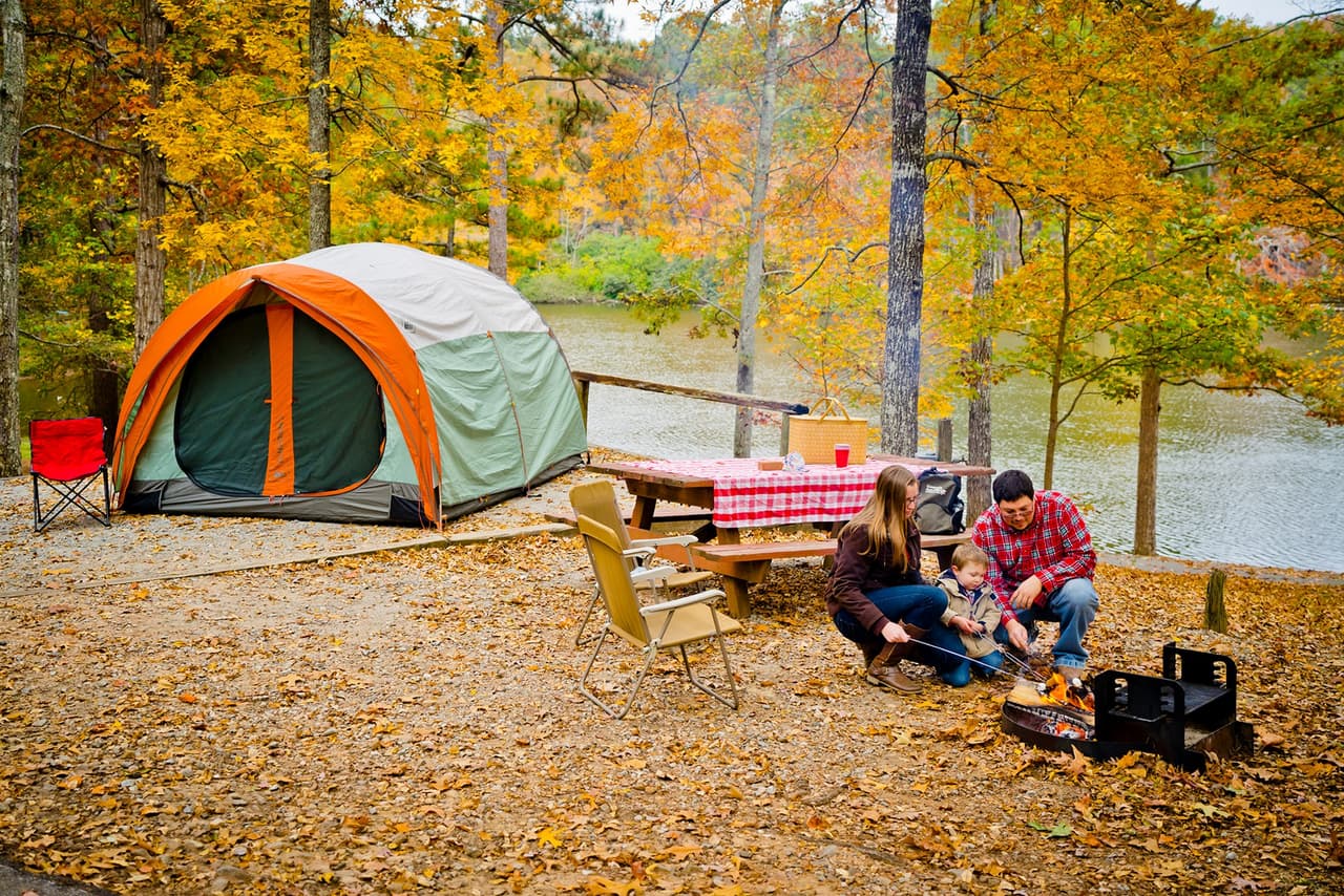<b>F.D. Roosevelt State Park (Pine Mountain)</b>
<br>
<b>Sitio web</b>: 
<a href="https://gastateparks.org/FDRoosevelt">https://gastateparks.org/FDRoosevelt</a> 
<br>
<a href="https://maps.app.goo.gl/5VjV3GBJdRZmGaPD7"><b>Cómo llegar</b></a>
<b> </b>
<br>
<br>Mucha gente se sorprende al encontrar bosques de frondosas y montañas onduladas al sur de Atlanta. El Wolf Den Loop de 6,7 millas es una sección favorita del más largo Pine Mountain Trail. Para darle un toque de historia, conduce hasta Dowdell's Knob para ver una escultura de bronce de tamaño natural del presidente F.D. Roosevelt y vistas del valle boscoso.