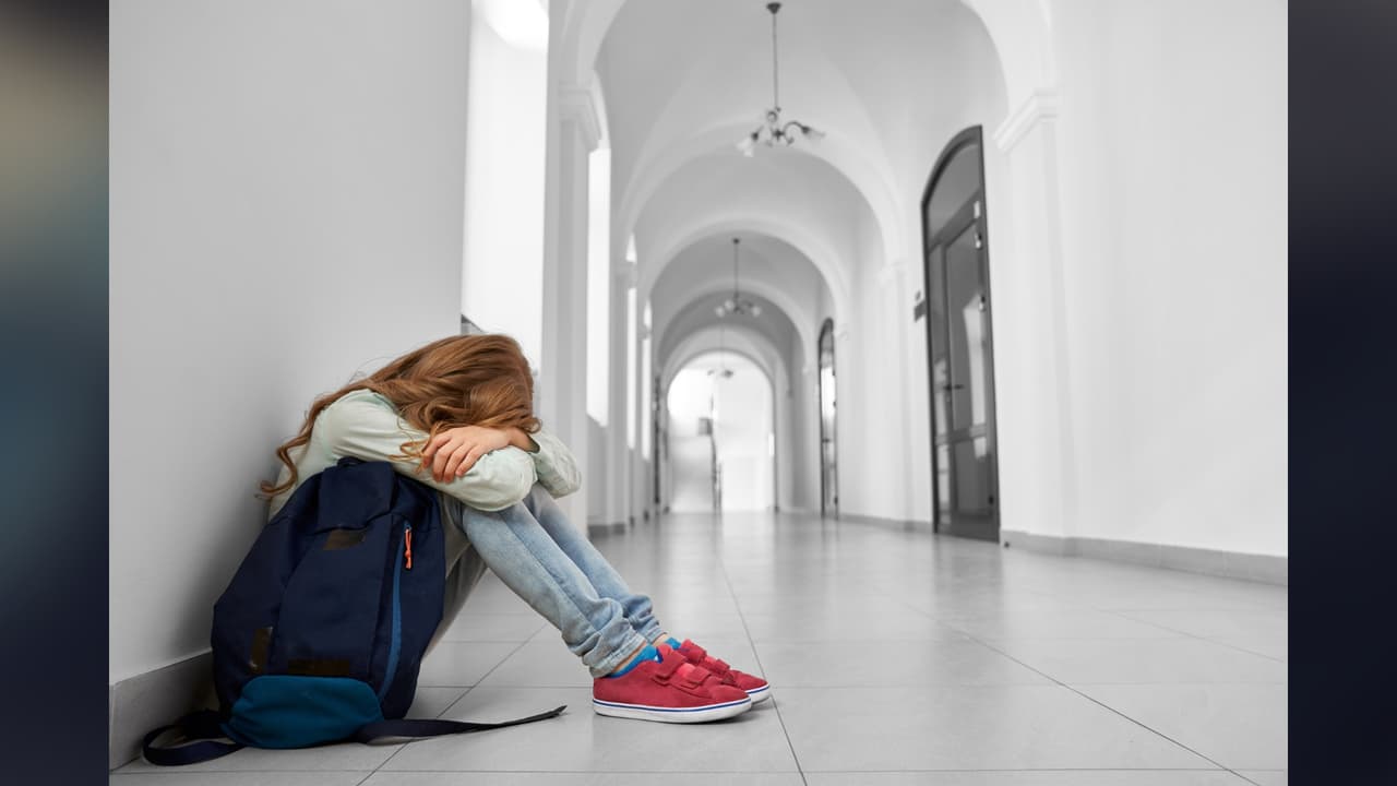 Por una marca en su cuello: una maestra descubre que una alumna de 9 años era abusada por su padrastro