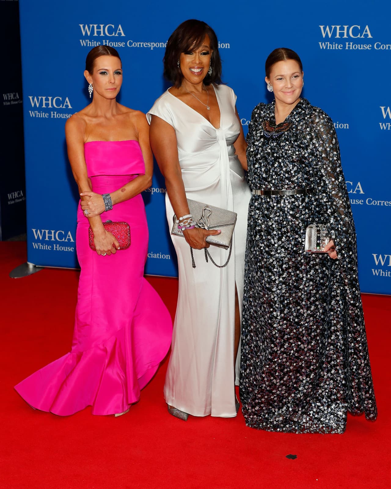 Entre sus bromas sobre el Partido Republicano, el presidente dijo: “No hay nada que pueda decir sobre el Partido Republicano que Kevin McCarthy no haya dejado grabado ya". En la imagen: la presentadora de NBC News (antes Bloomberg) Stephanie Ruhle, Gayle King, actriz y presentadora de CBS y la reconocida actriz Drew Barrymore.