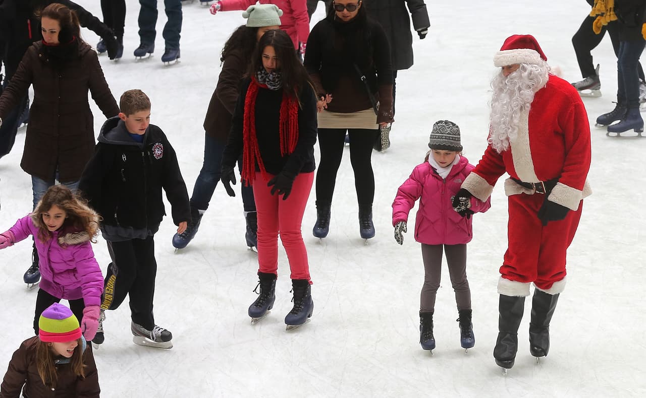 Gira en la 
<b><a href="https://www.univision.com/local/chicago-wgbo/arranca-en-noviembre-temporada-de-patinaje-sobre-hielo-en-el-millennium-park" target="_blank">pista de patinaje sobre hielo en Millenium Park</a></b>, justo debajo de la icónica escultura Cloud Gate (también conocida como "The Bean") cubierto de nieve. Es gratis y puede traer tus propios patines o alquilar un par por $13 dílares entre semana, y $15 dólares los fines de semana y feriados. 
<b><a href="https://www.univision.com/local/chicago-wgbo/arranca-en-noviembre-temporada-de-patinaje-sobre-hielo-en-el-millennium-park" target="_blank">Más aquí.</a></b>