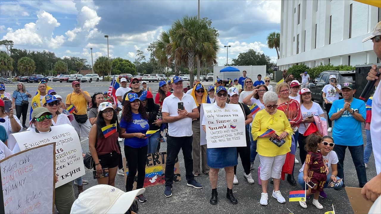 Los asistentes, que gritaron consignas de libertad y mostraron pancartas, escucharon un mensaje de la opositora María Corina Machado.