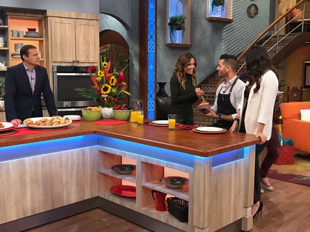 El cumpleañero recibió un rico pastelillo para comenzar el festejo.