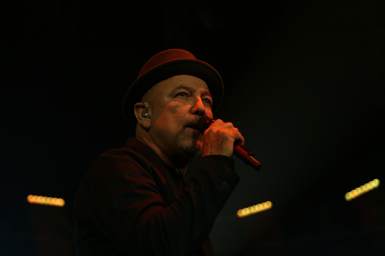 El panameño recordó al compositor boricua Tite Curet Alonso antes de cantar el éxito 'Plantación Adentro'.