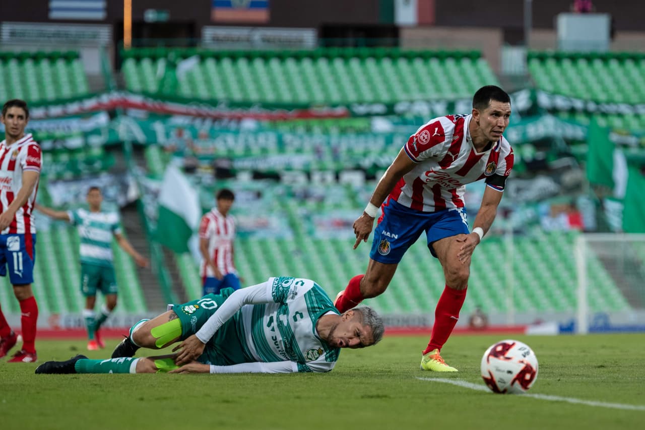 El partido se ensucia todavía más y las faltas aparecen en todas las zonas del terreno de juego.