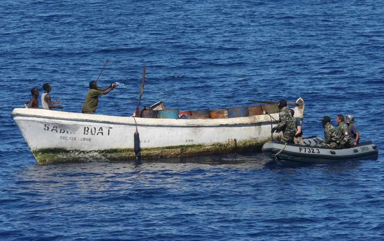 <b>Y para defenderse de los pirata somalíes</b>
<br>En 2005, un grupo de piratas somalíes intentaron atacar el Seabourn Spirit que llevaba 151 pasajeros. Para defenderse del ataque,
<a href="http://www.spiegel.de/international/spiegel/the-weapon-of-sound-sonic-canon-gives-pirates-an-earful-a-385048.html"> según registraron las noticias</a>, el barco usó uno de estos aparatos LRAD que emitió 150 decibeles de sonidos aturdidores que doblegaron a los atacantes.