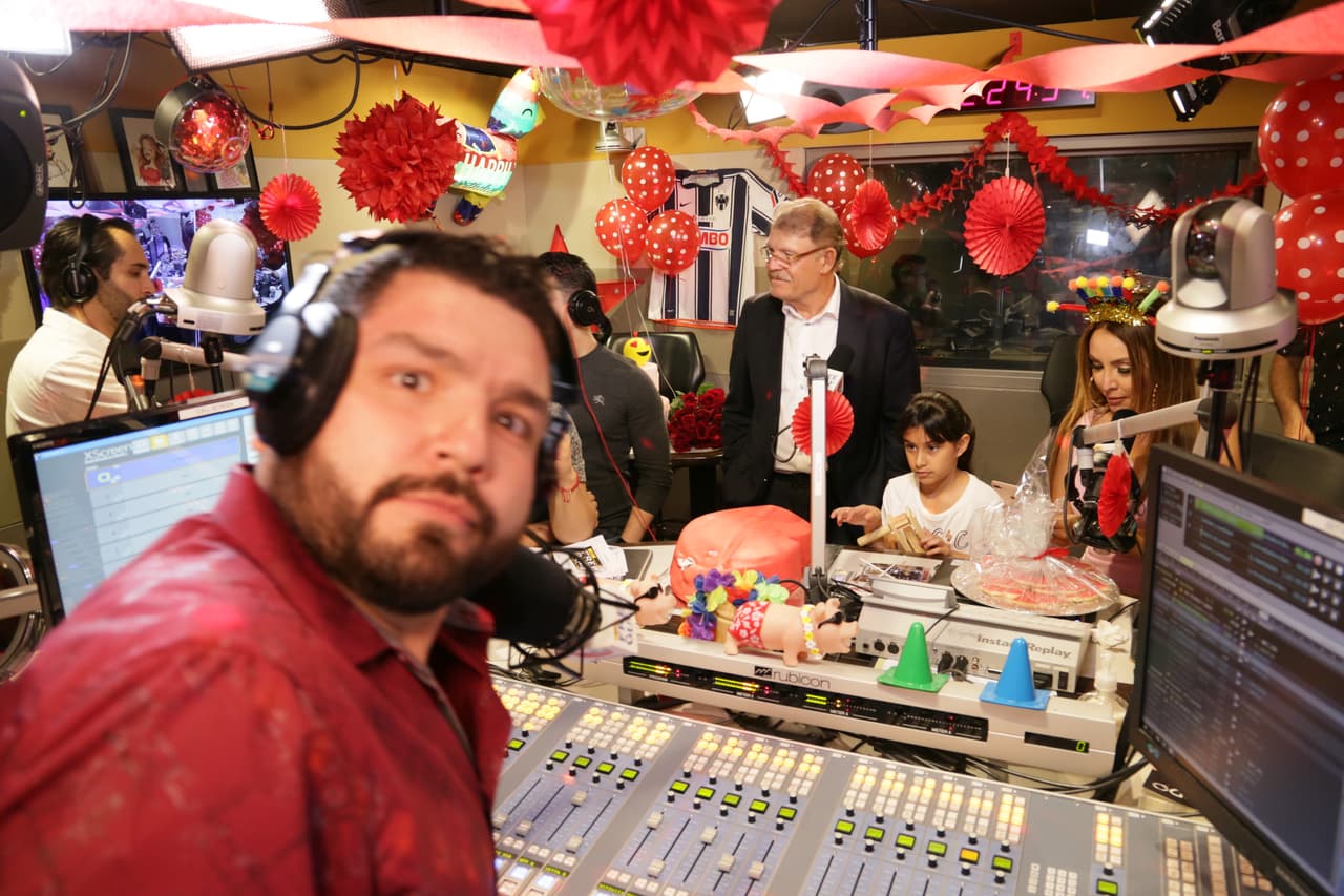 ¿Pero cuál fue su sorpresa? Que los integrantes de La Arrolladora llegarían cargando un pastel en forma de beso para festejarla.